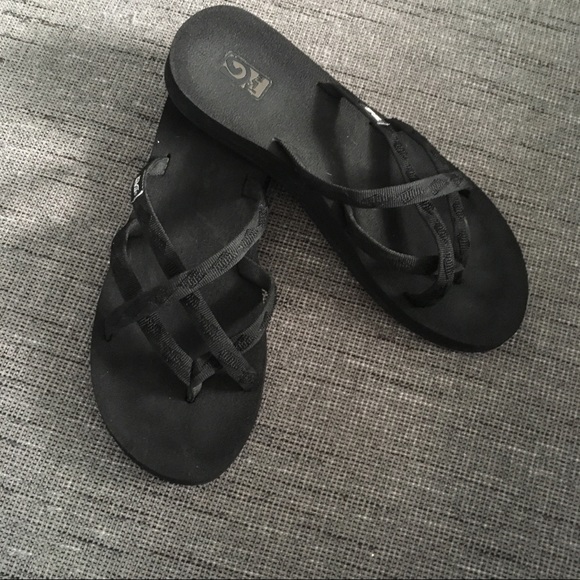 teva black strappy sandals